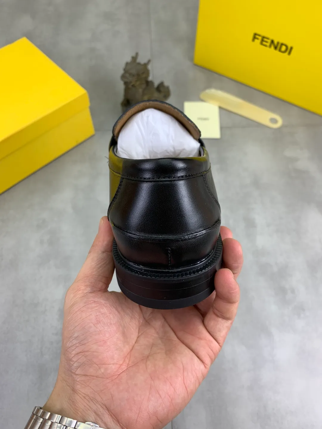 ​Men's shoes 💰P480💰[New model] Water dyed cowhide 🆘 The latest FENDI (Fendi) new casual leather shoes 🕶️🕶️Simple routing effect, showing an elegant and cool driving shoe 🎬Made of Italian 🇮🇹 imported calfskin + first-layer water-dyed cowhide lining🐂Excellent material🎬Detailed workmanship 🤗Comfortable foot feel➰➰. ​Pair it with any outfit to show your taste and temperament, low-key luxury ♻️Design ​simple and elegant ​noble and fashionable 🍃​Very loved and favored by trendy men 💓❤️Size: 38-44 Black available